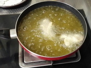 6、糖醋虾片,油温七成，下锅炸至金黄捞出。