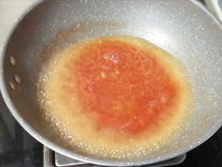 7、糖醋虾片,按照水：番茄酱：糖：白醋：盐：淀粉=5：4：3：2：1：1的比例调汁，依次倒入锅中，熬至浓稠即可。