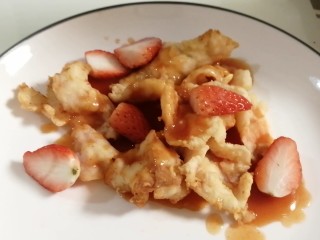 8、糖醋虾片,熬好汁浇在炸好的虾片上就可以啦。