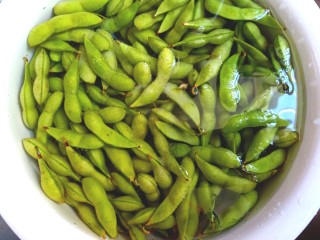 2、香辣毛豆,洗净后,用盐水泡一会