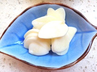 5、香辣毛豆,蒜切片