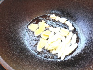 11、香辣毛豆,放入葱姜蒜爆香