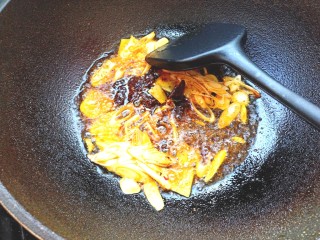 12、香辣毛豆,放入香辣料,郫县豆瓣酱炒香