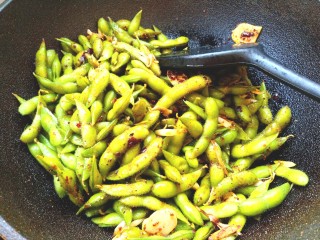13、香辣毛豆,放入毛豆翻炒