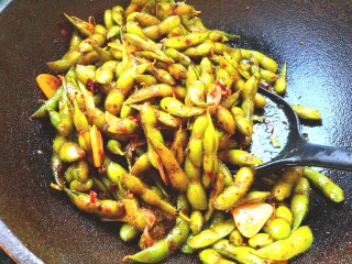 14、香辣毛豆,放入生抽,老抽,耗油,盐,味精翻炒均匀