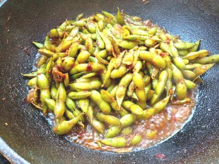 15、香辣毛豆,加入少许水,煮两分钟关火,盖好盖子焖3分钟,出锅