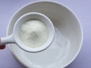 2、冰皮月饼,大碗中加入澳优能立多G4奶粉。