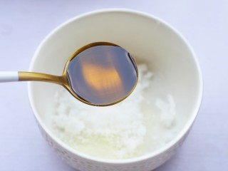 4、冰皮月饼,食用油加150ml水拌匀。