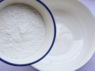 5、冰皮月饼,另取一碗，加入糯米粉。
