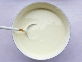 8、冰皮月饼,加入调好的汁水拌匀。