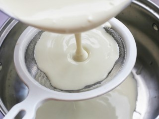 9、冰皮月饼,过筛两遍。