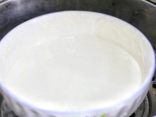 10、冰皮月饼,静置30分钟后放锅中蒸20分钟。