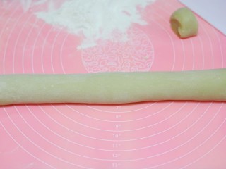 11、冰皮月饼,蒸熟的面糊放凉，揉成面团，搓长条。