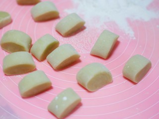 12、冰皮月饼,分成30g左右的小剂子。