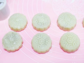 14、冰皮月饼,放入模具按压成型即可，可以直接食用或放冰箱冷冻10分钟以上，口感更佳。