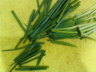 3、三丝炒河粉,葱切段。