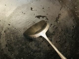 4、三丝炒河粉,锅洗净。