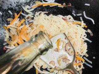 10、三丝炒河粉,放入白醋。