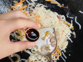 11、三丝炒河粉,加入酱油。