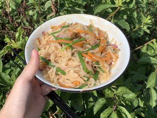 16、三丝炒河粉,搅拌均匀。