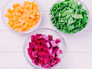 4、彩色水饺,将菠菜叶、胡萝卜丁和火龙果块分别放在小碗中