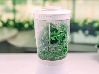 5、彩色水饺,将备好的果蔬再分别放入料理机中榨成汁