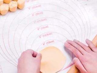 13、彩色水饺,将面团切一部分，搓成长条，等分揪成小剂子，每个小剂子按成圆饼状用擀面杖擀薄