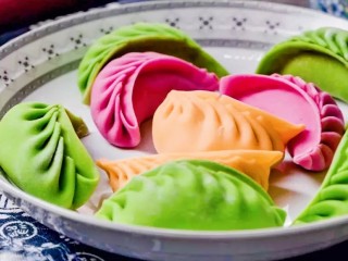 17、彩色水饺,饺子包好后煮、蒸、煎都是不错的选择