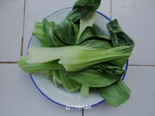 1、酱油炒面,青菜洗干净待用