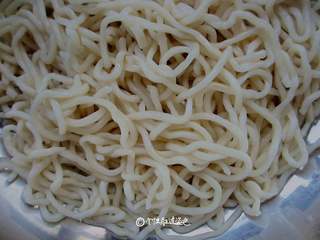 3、酱油炒面,面条煮熟后，沥干水分，浇上少许香油拌均防止粘连；