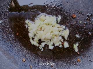 4、酱油炒面,锅内放入2勺油，爆香蒜末