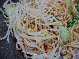 7、酱油炒面,加入一把绿豆芽大火翻炒