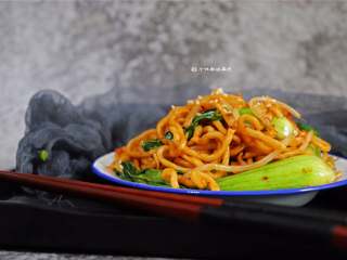 12、酱油炒面,炒面的时候用筷子来翻炒要比用铲子更方便些