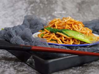 14、酱油炒面,酱油炒面是一道简单的美味，根据个人喜好而决定用什么食材。