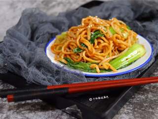 16、酱油炒面,反正小姿一阵子都觉得觉得颜色深一点的酱油炒面才好吃，哈哈哈~