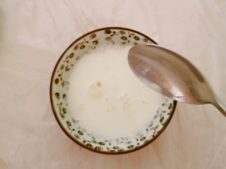 2、紫薯椰蓉球,奶粉用开水冲泡成香浓的牛奶备用