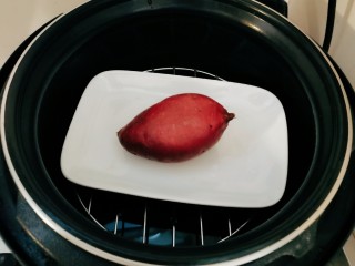 3、紫薯椰蓉球,紫薯清洗干净 放入压力锅蒸熟