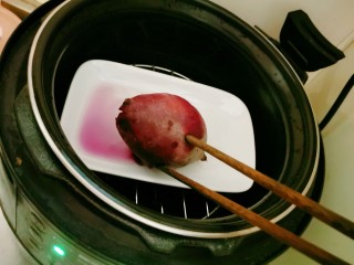 4、紫薯椰蓉球,蒸熟取出