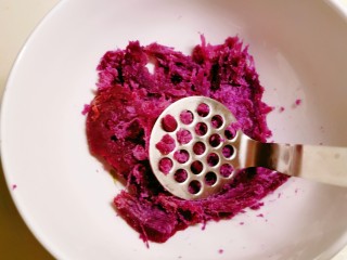 6、紫薯椰蓉球,用碾压器碾压