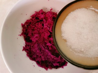 8、紫薯椰蓉球,放入白糖