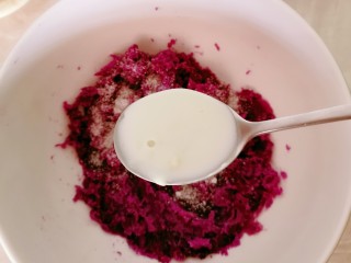 9、紫薯椰蓉球,倒入2汤匙牛奶增加奶香味