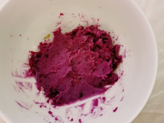 10、紫薯椰蓉球,搅拌成细腻的紫薯泥