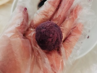 11、紫薯椰蓉球,取一份 团成球形