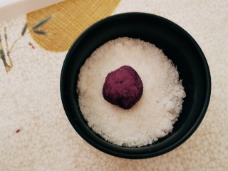 12、紫薯椰蓉球,放入椰蓉里滚一圈
