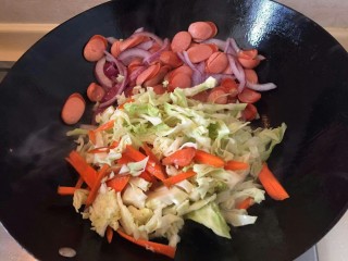 6、卷心菜香肠炒面,最后放入1/4的卷心菜和胡萝卜，