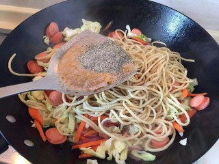 11、卷心菜香肠炒面,再加入少量黑胡椒调味。