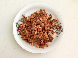 2、杂蔬意面烘蛋饼,把熟干肠切成小丁