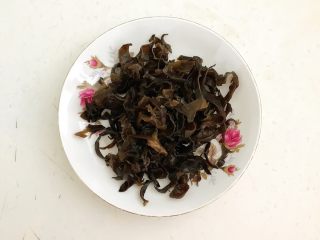 5、杂蔬意面烘蛋饼,把提前发好的木耳切成丝