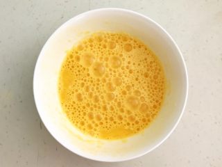 6、杂蔬意面烘蛋饼,鸡蛋液打散