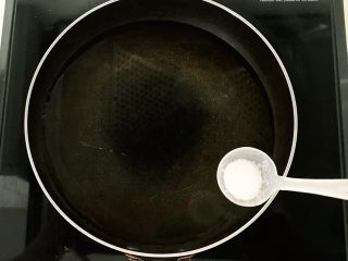 7、杂蔬意面烘蛋饼,锅里加入冷水，加入1克精盐